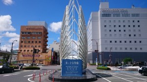 駅前のモニュメント，斜めに撮れば良かった．
